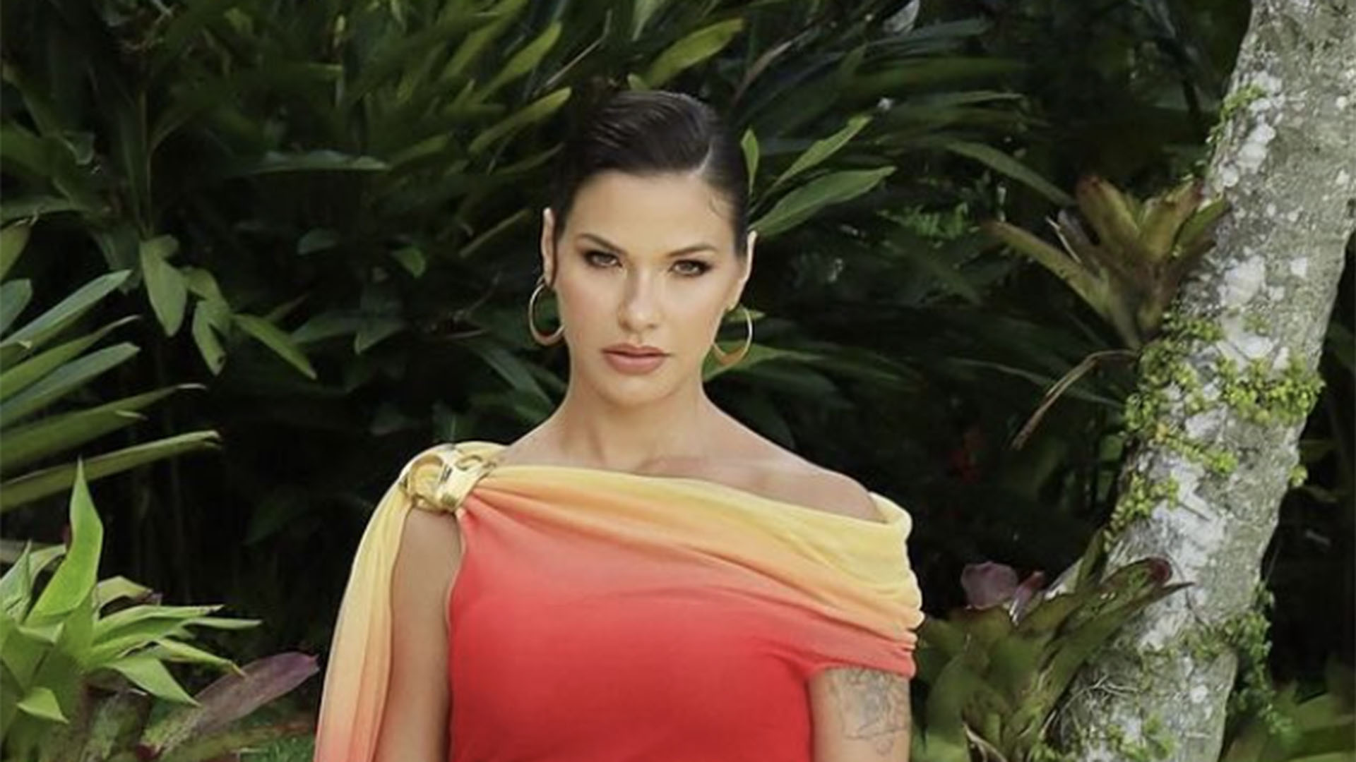Andressa Suita aposta em vestido caríssimo para fotos na praia
