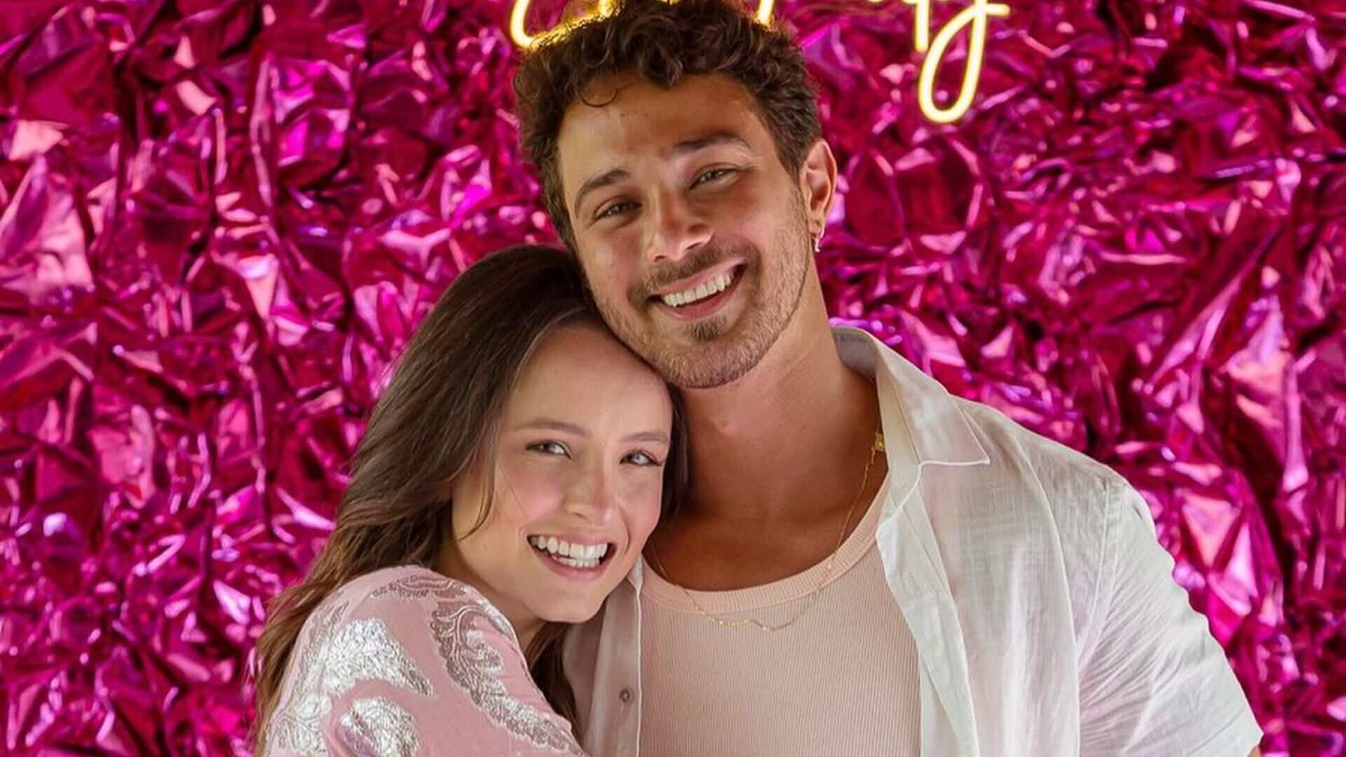 Casada e sem os pais, Larissa Manoela mostra fotos de seu aniversário