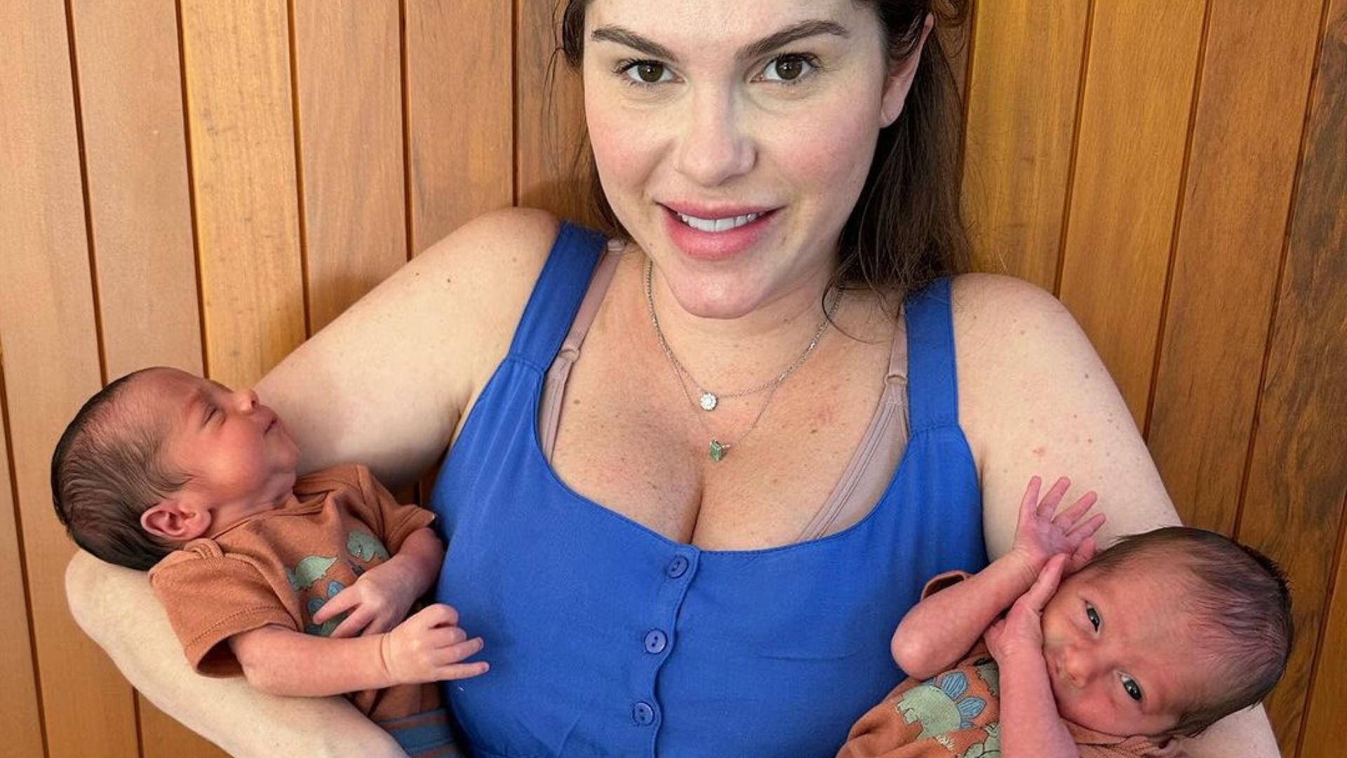 Bárbara Evans fala sobre a amamentação de filhos gêmeos: “Muito difícil”