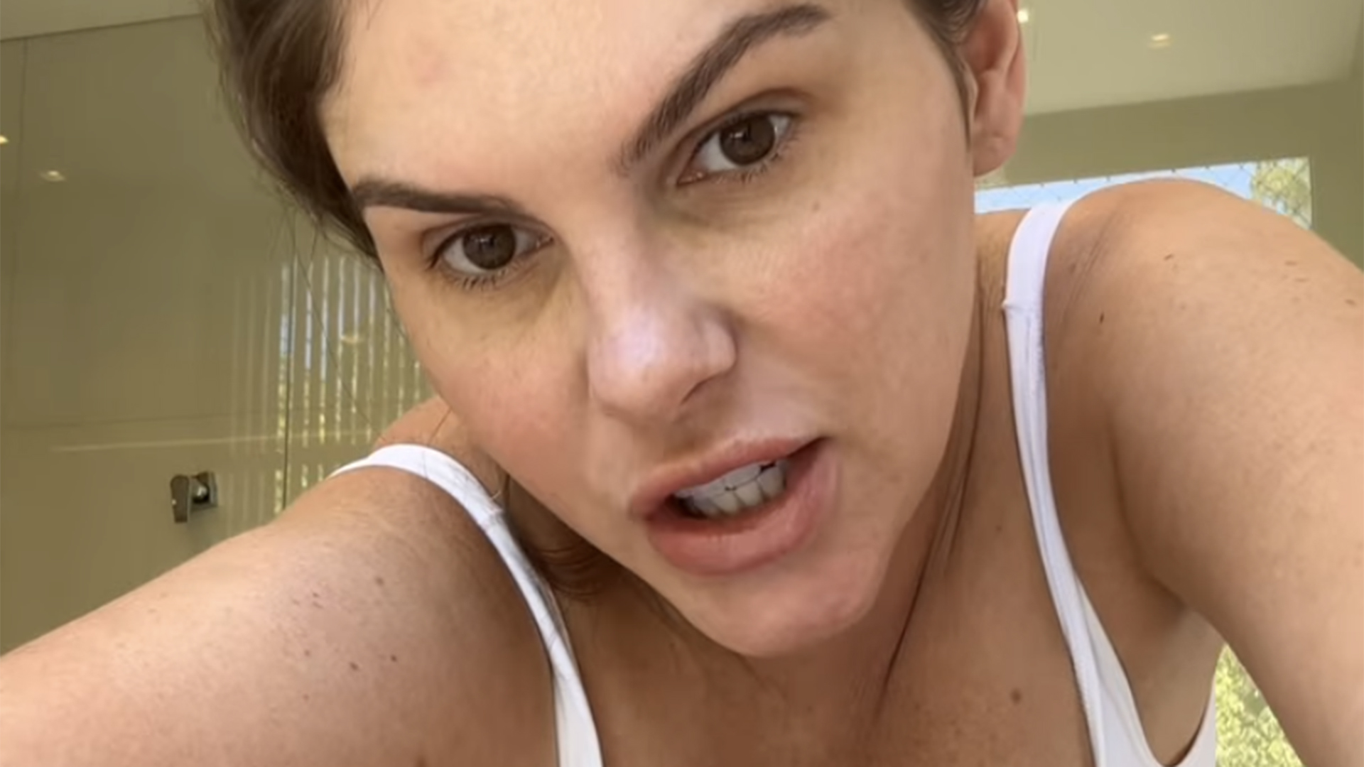 Bárbara Evans mostra como está sua barriga um mês após dar à luz gêmeos