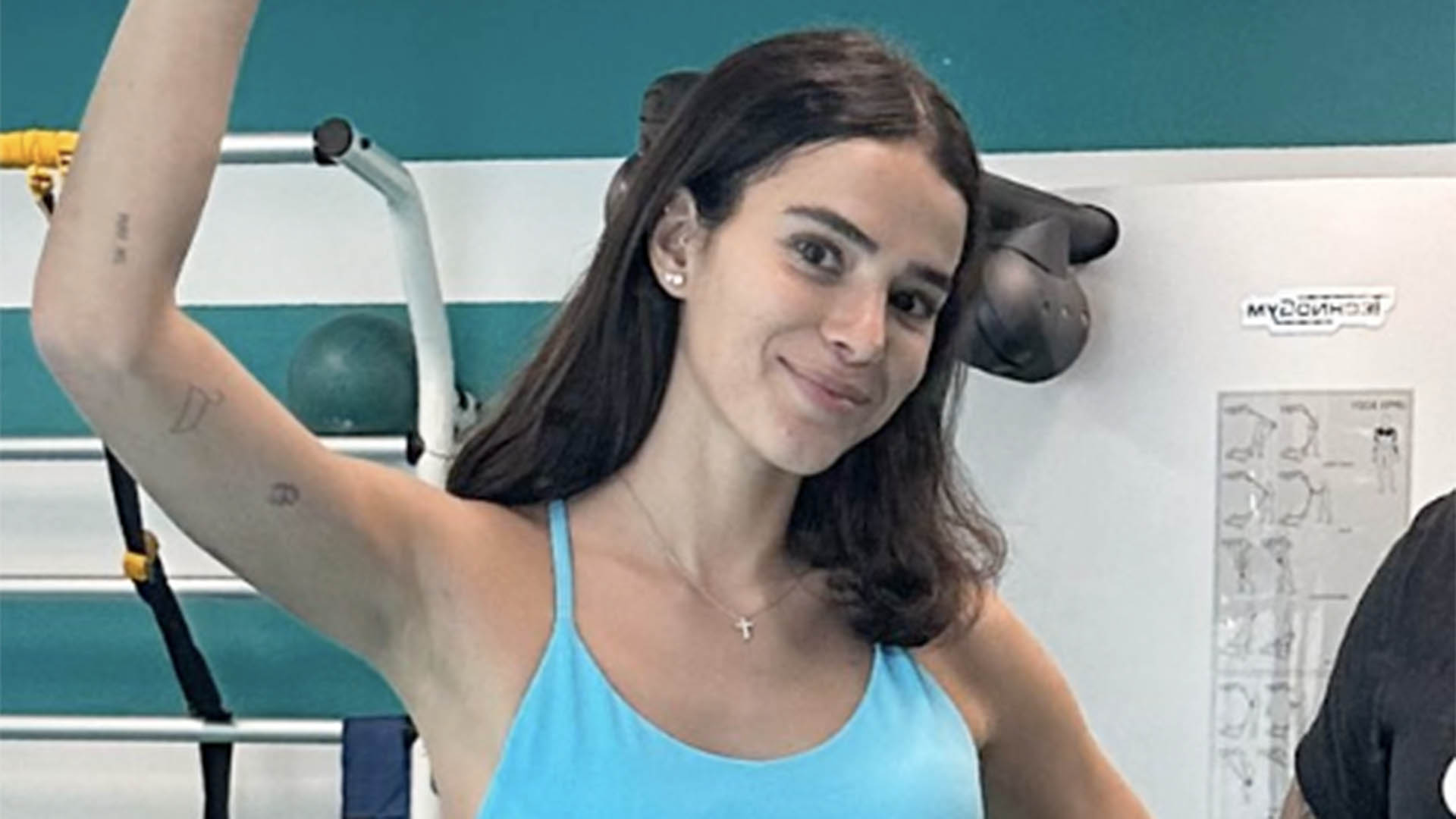 Magérrima, Bruna Marquezine exibe a barriga reta em dia de treino