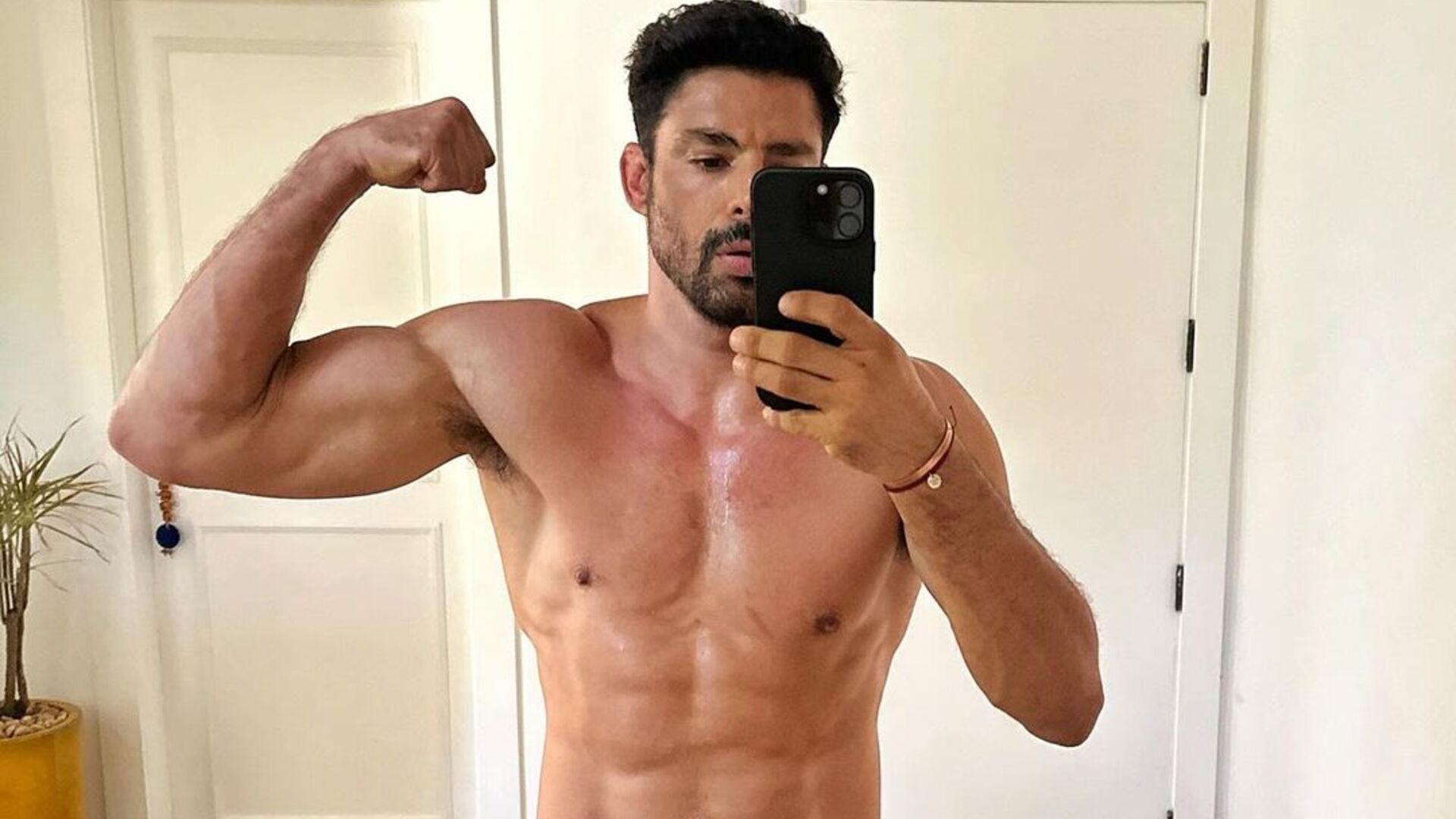 Que isso? Sem camisa, Cauã Reymond dobra o shorts e choca