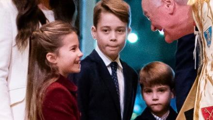 Em foto inédita, filhos de William e Kate Middleton desejam Feliz Natal