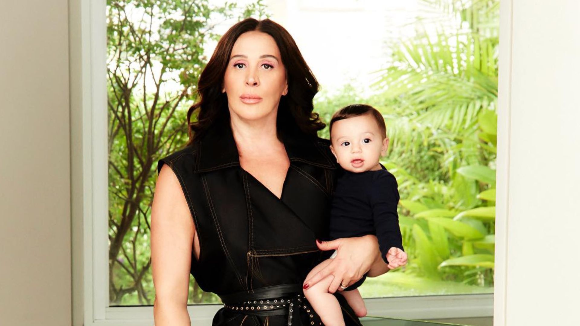 Claudia Raia se derrete pelo filho caçula em premiação: ‘Meu milagrinho’