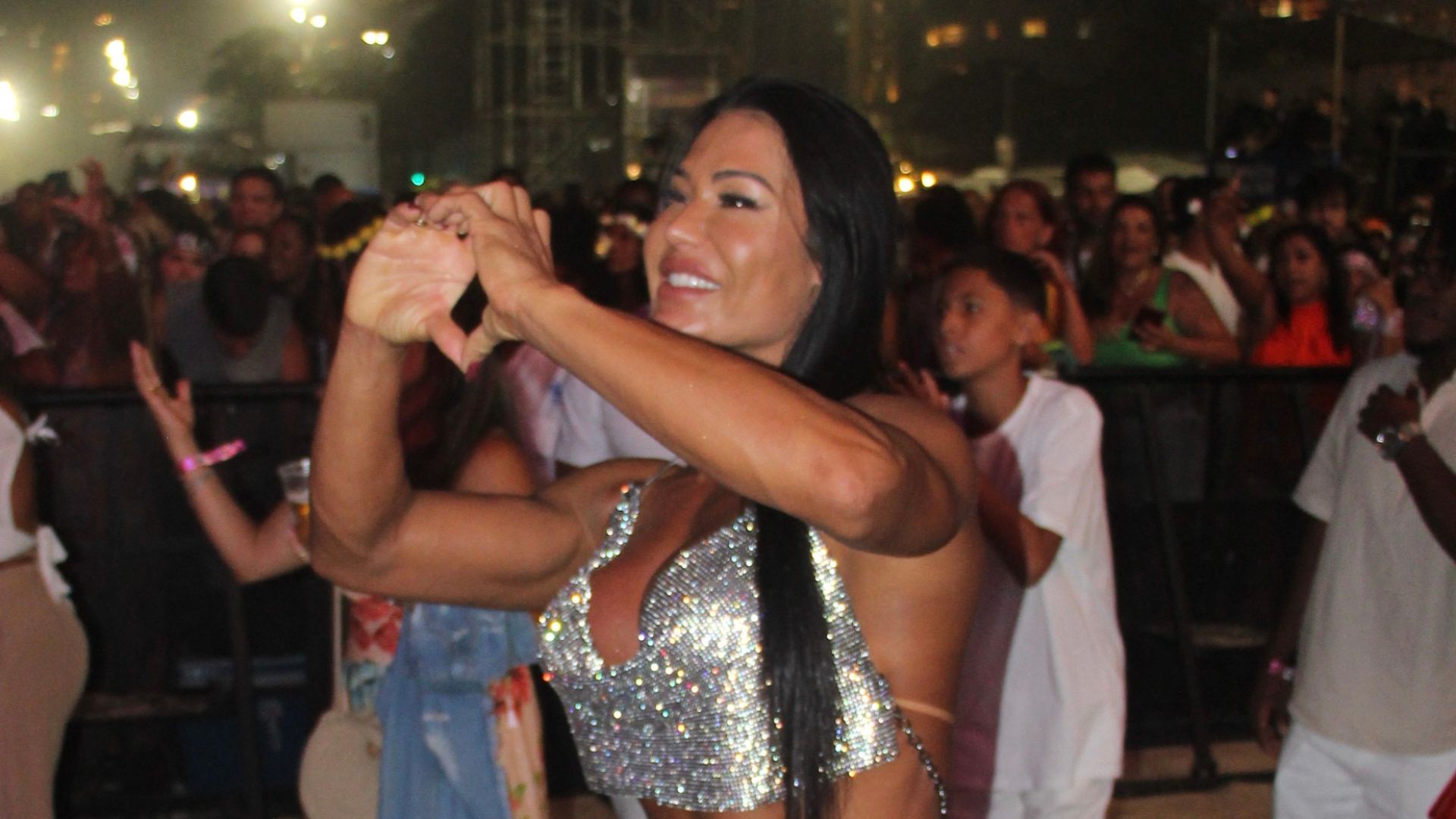 Cadê a calcinha? Gracyanne Barbosa inova ao escolher look para o ano novo