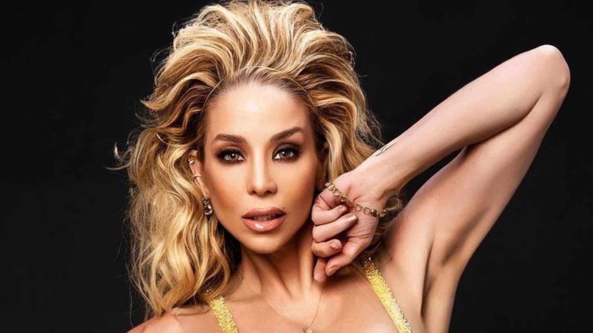 Prestes a completar 50 anos, Danielle Winits exibe corpão em ensaio