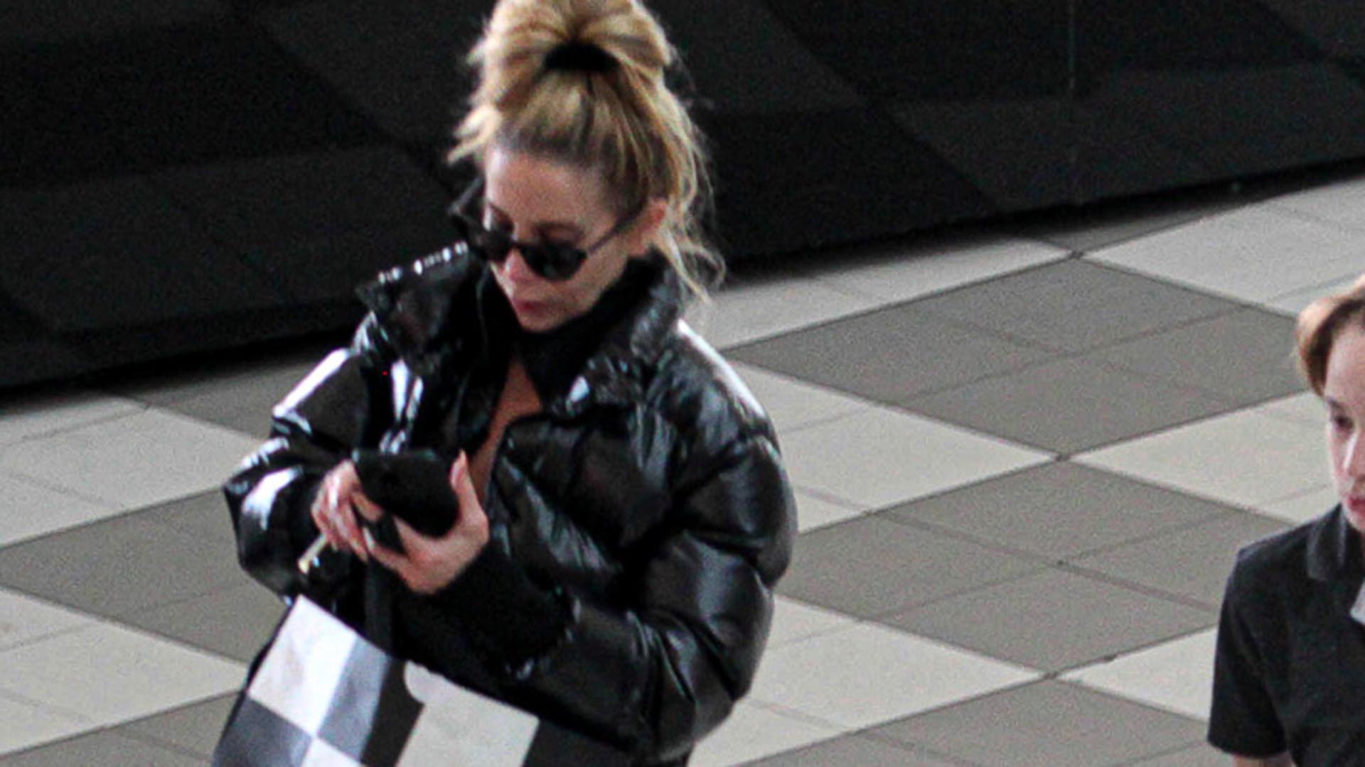 Danielle Winits é flagrada com o filho caçula no aeroporto