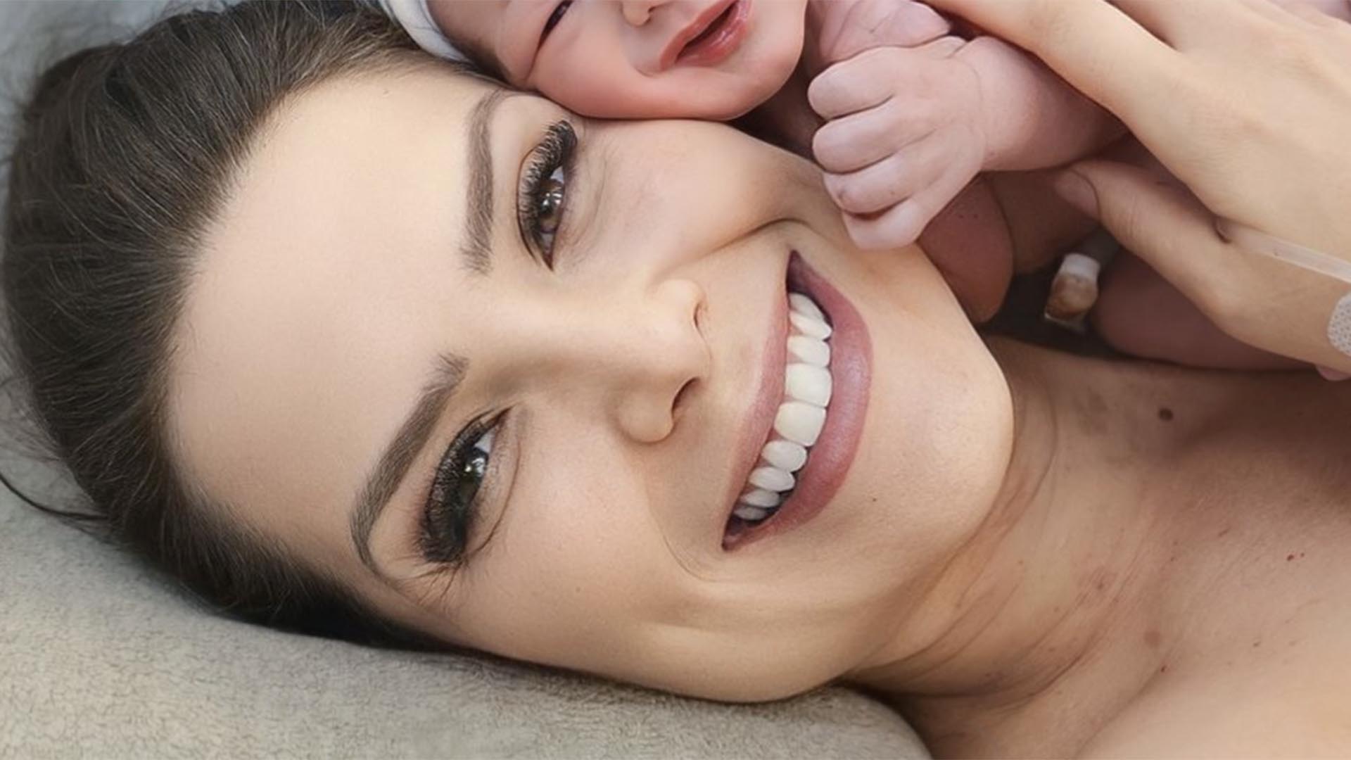 Ex-Miss Brasil Débora Lyra apresenta seu filho recém-nascido