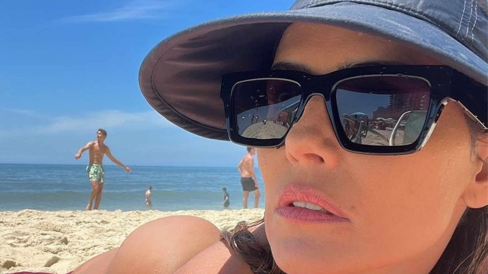 Deborah Secco dá close na praia e choca ao se exibir tomando sol