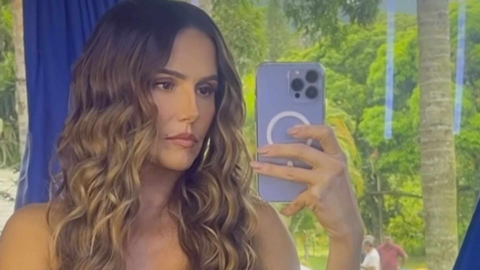 Deborah Secco se cobre apenas com cabelo e chama a atenção