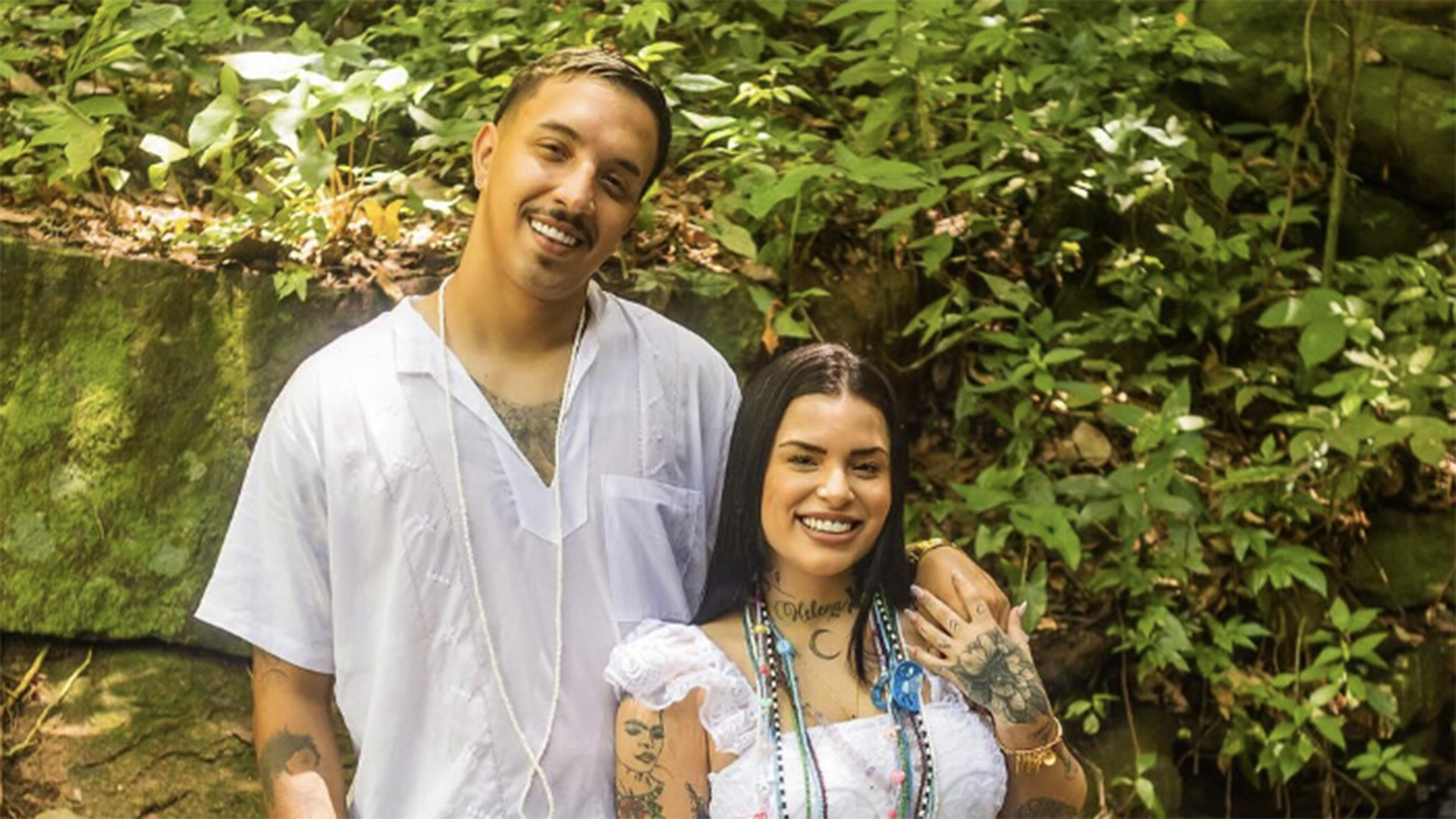 Rapper Delacruz se casa com irmã da ex-BBB Maria em cerimônia ao ar livre