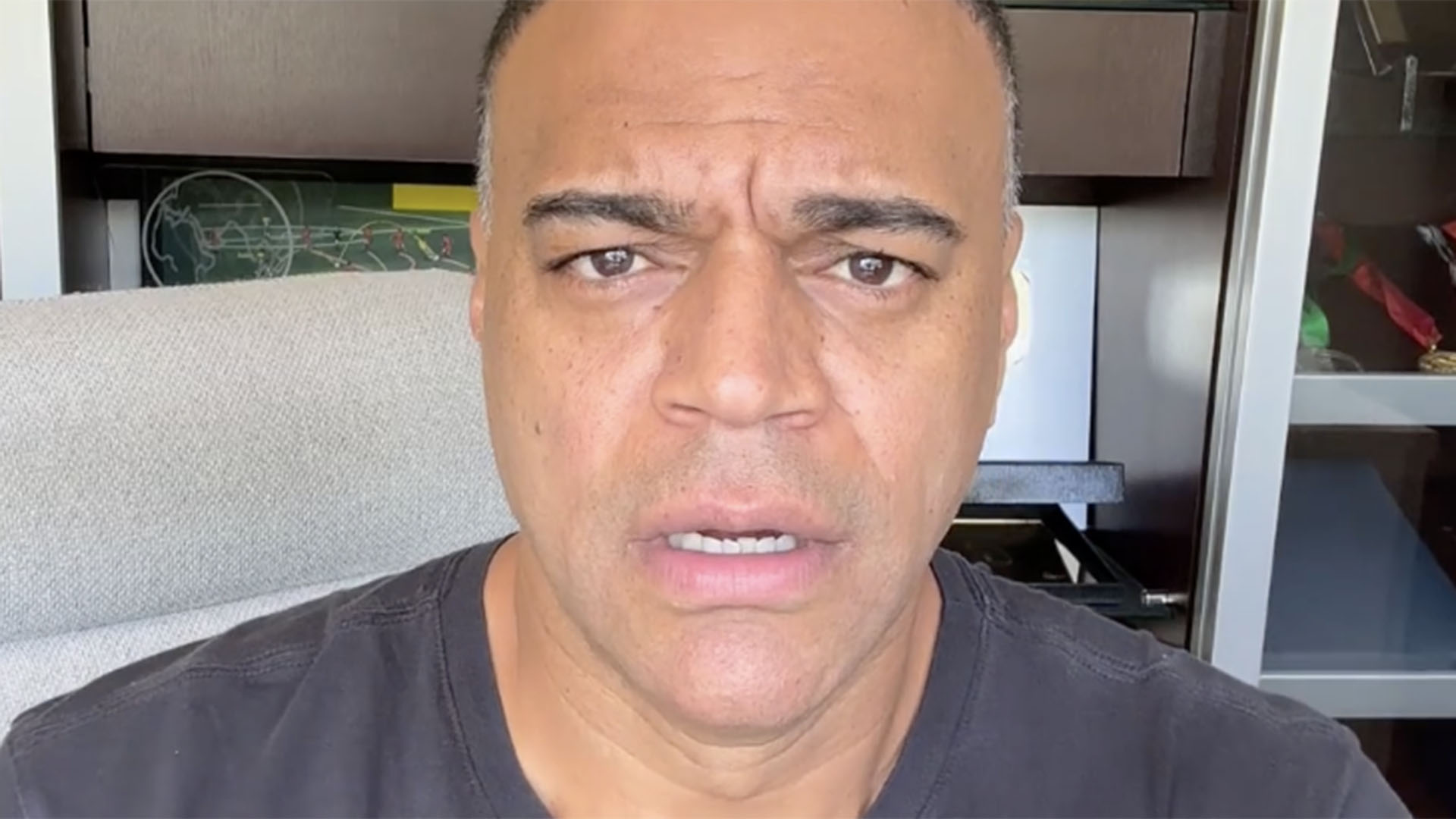 Tá devendo?! Denilson reage aos rumores sobre suposta dívida de Belo