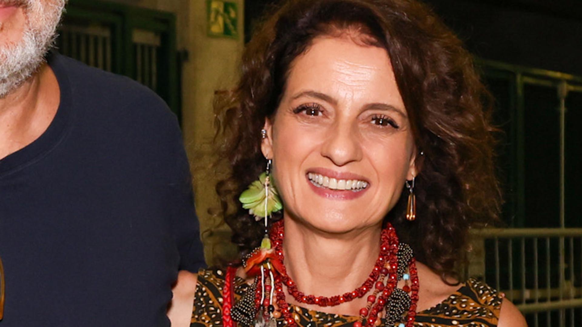 Denise Fraga faz rara aparição com seu marido em noite de show