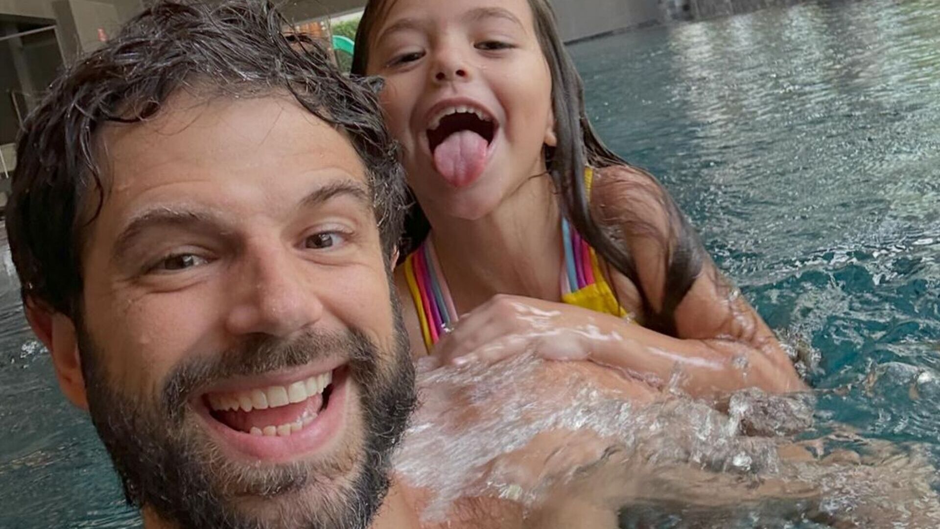 Na piscina de Sabrina Sato, Duda Nagle se diverte com Zoe