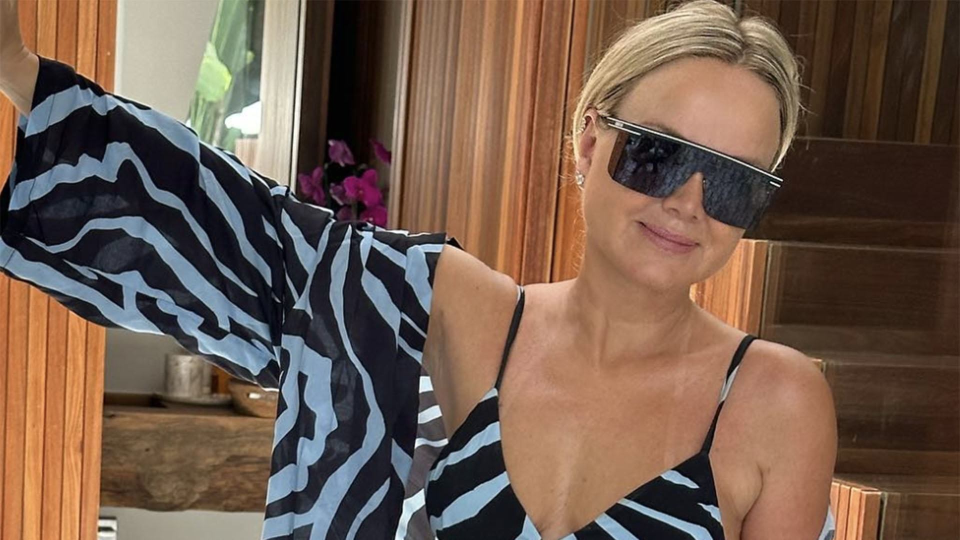De férias, Eliana exibe seu corpão escultural em fotos com look mínimo