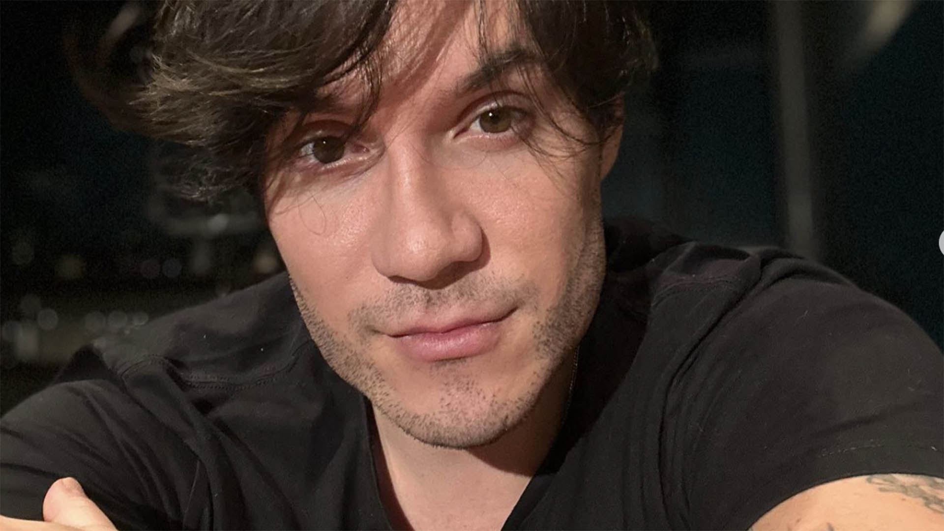 Ex-BBB Eliezer exibe antes e depois de cirurgia plástica