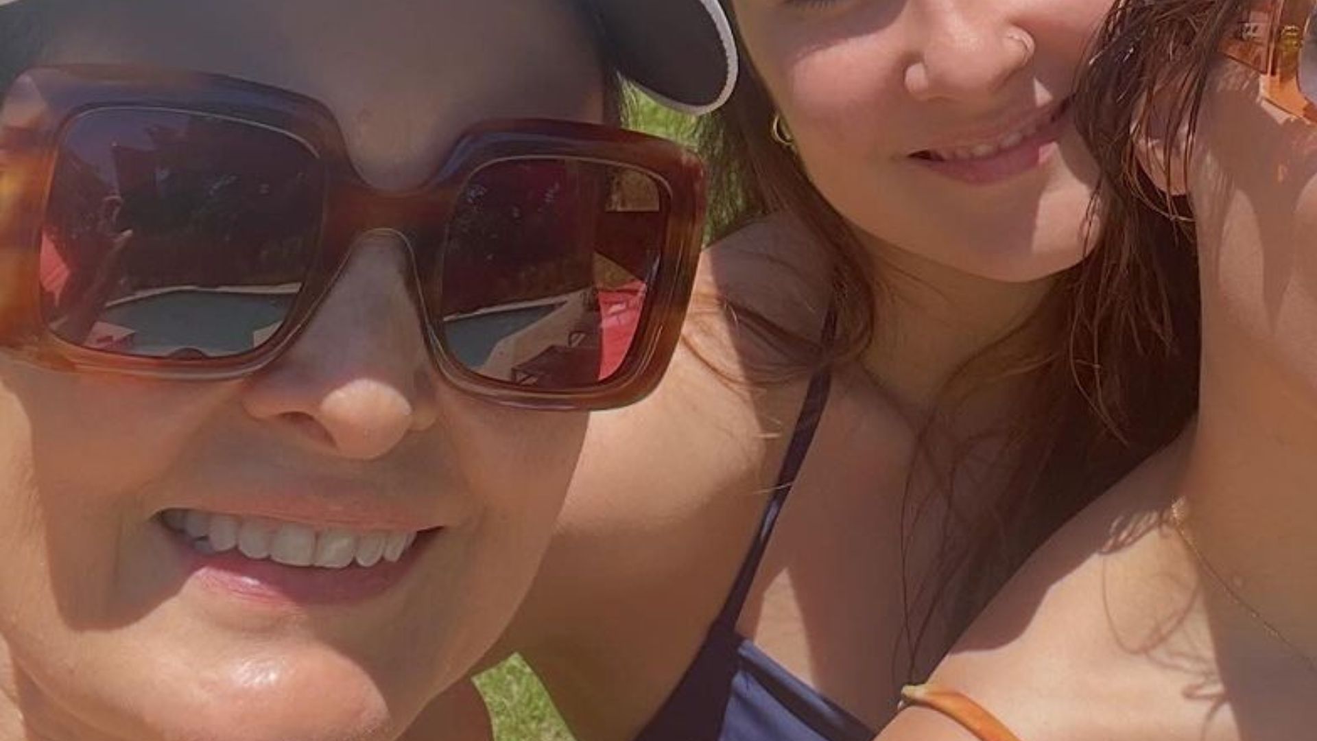 Fátima Bernardes curte dia de sol na piscina com as filhas: “Perfeitas”