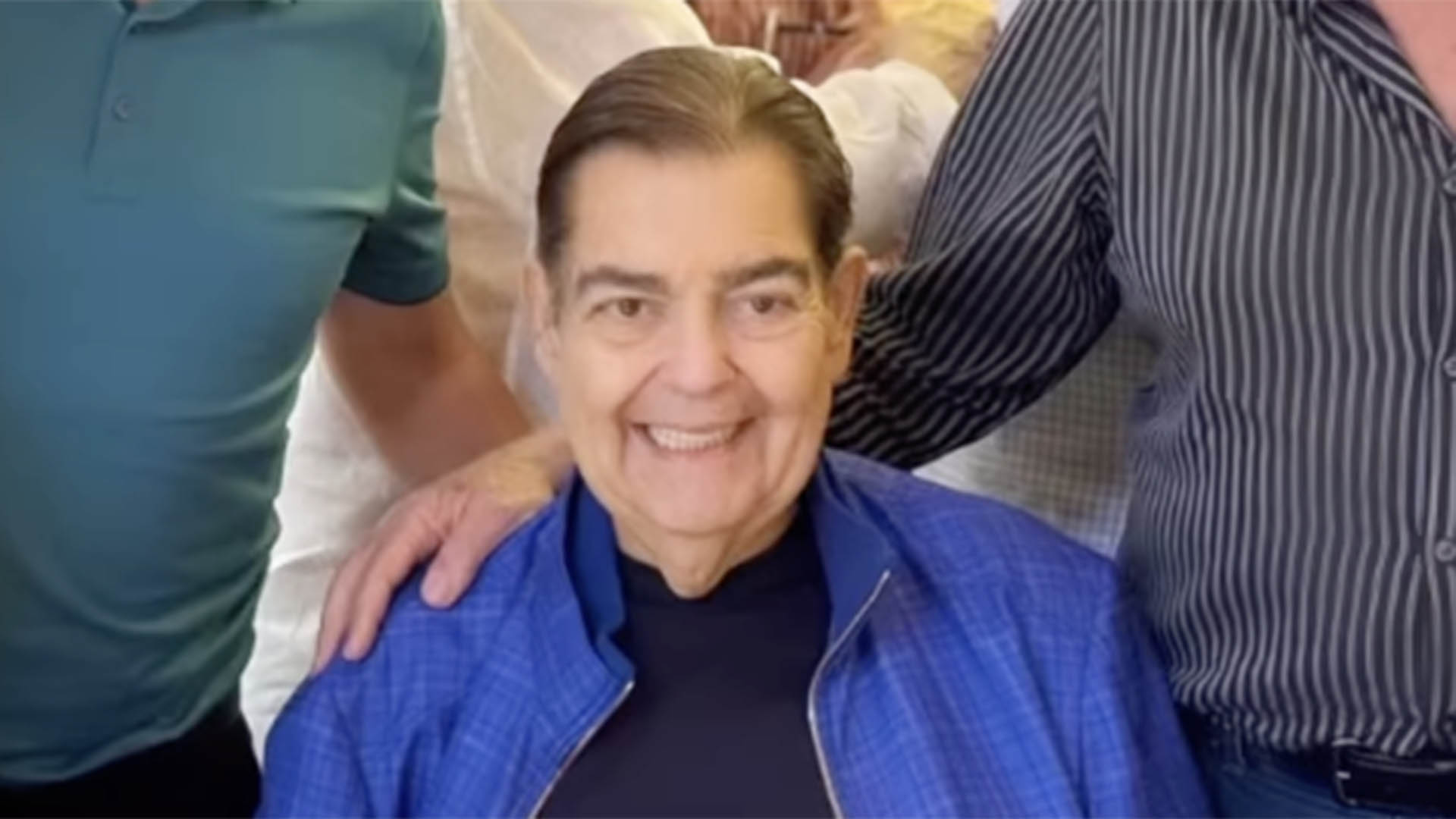 Faustão reaparece em fotos de jantar com os amigos