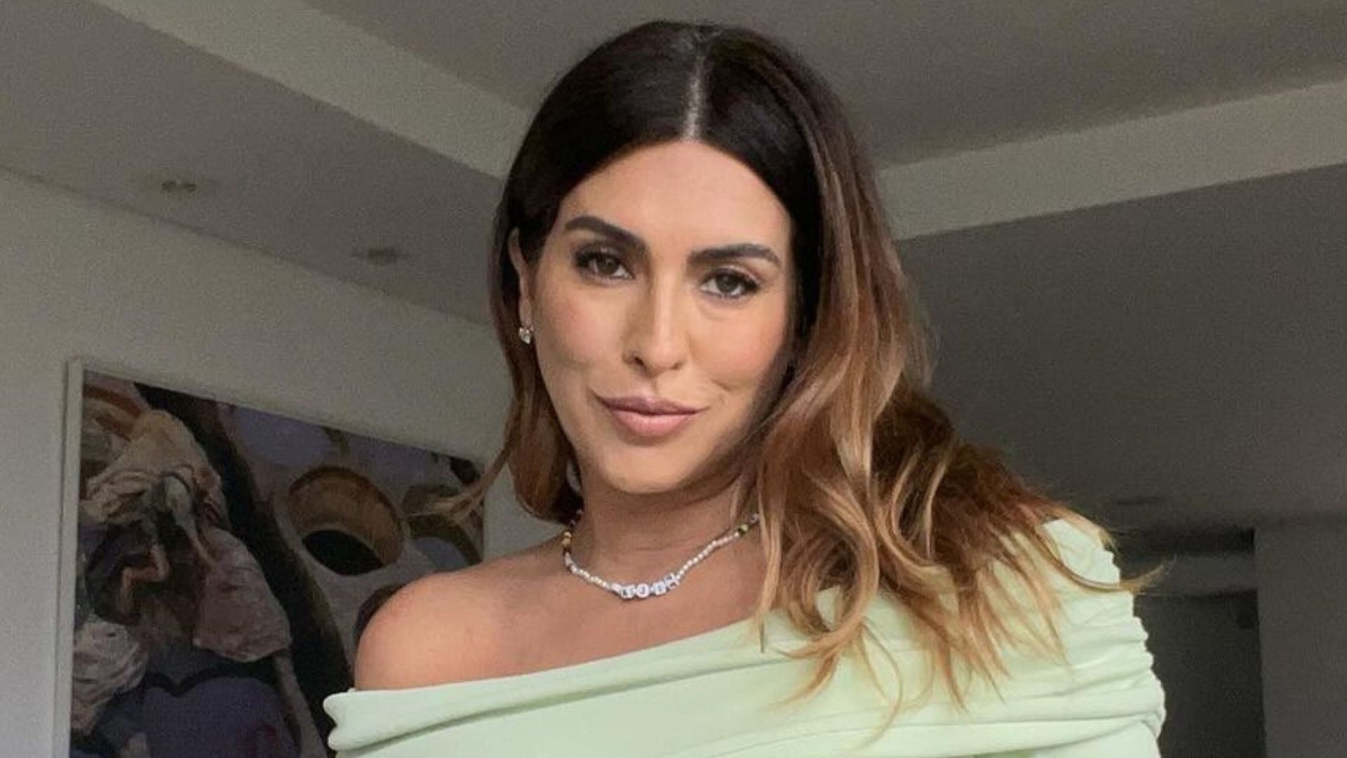 Grávida, Fernanda Paes Leme exibe barriguinha em look estiloso