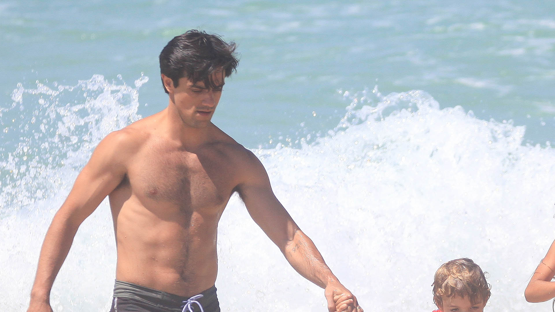 Felipe Simas é flagrado em dia de diversão com os filhos na praia