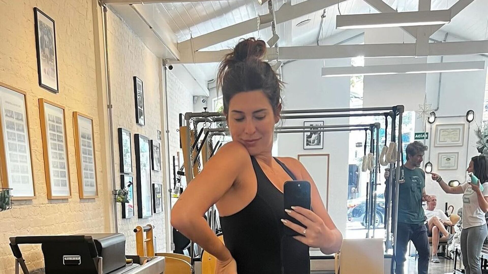 Fernanda Paes Leme surge curtindo seu barrigão de grávida