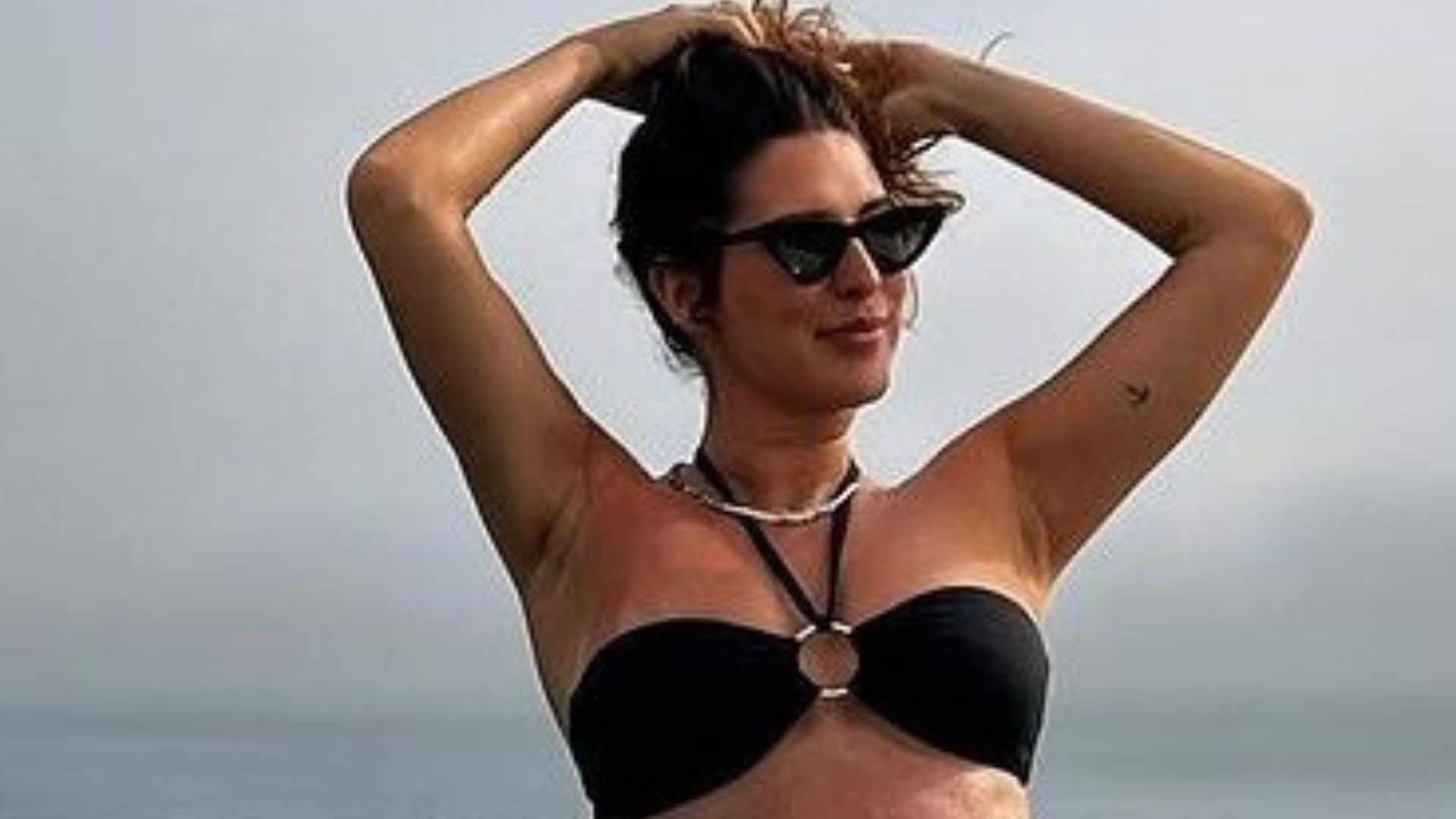 Na piscina, Fernanda Paes Leme exibe barrigão de grávida