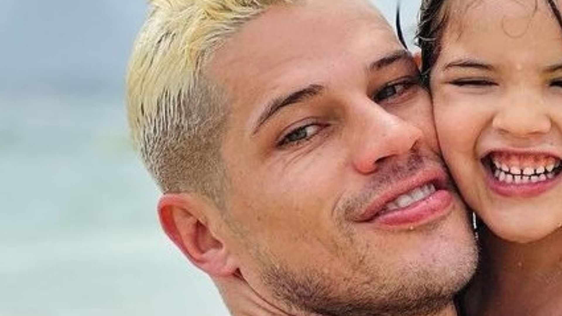 Ela cresceu! Filha de José Loreto surge gigante em fotos na praia