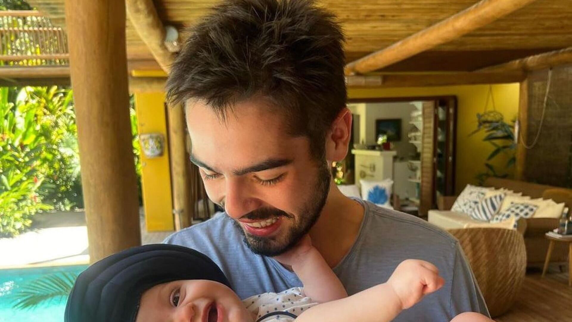 João Silva, filho de Faustão, chama a atenção ao surgir com bebê