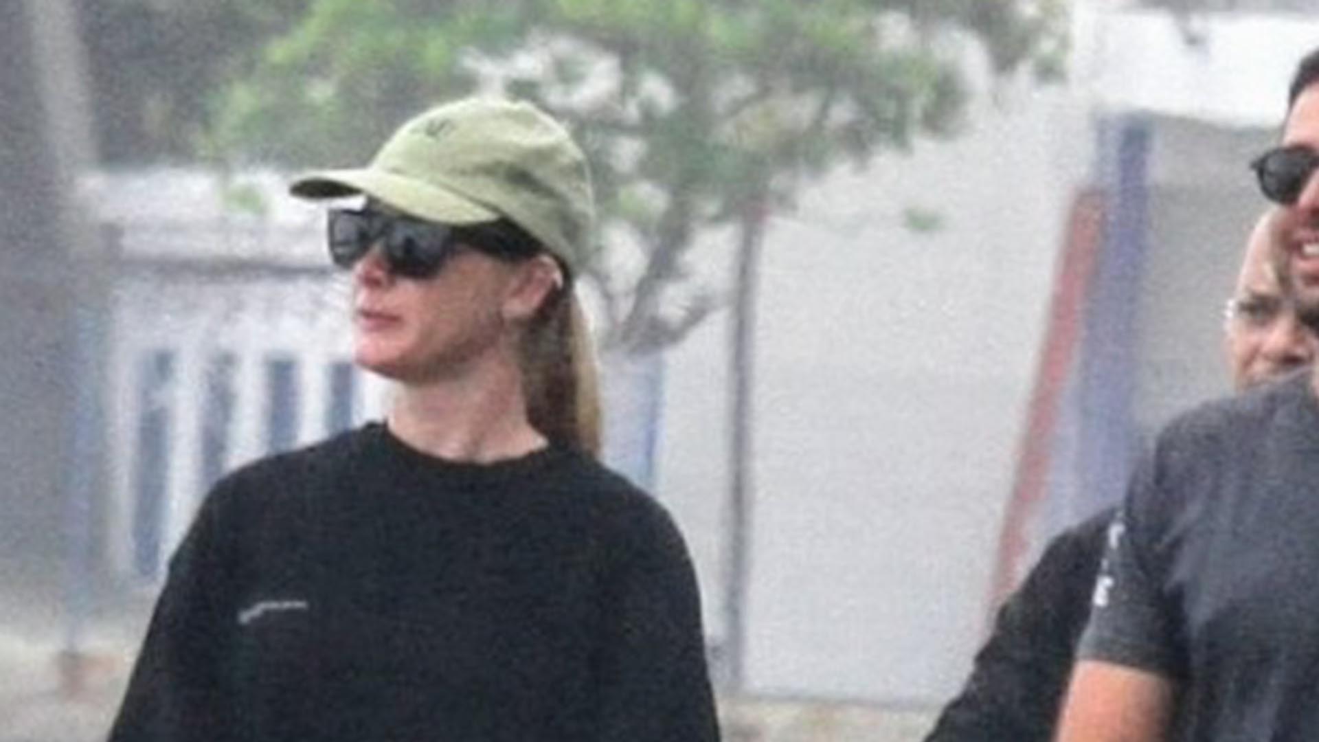 Fiorella Mattheis faz rara aparição com o marido e o filho