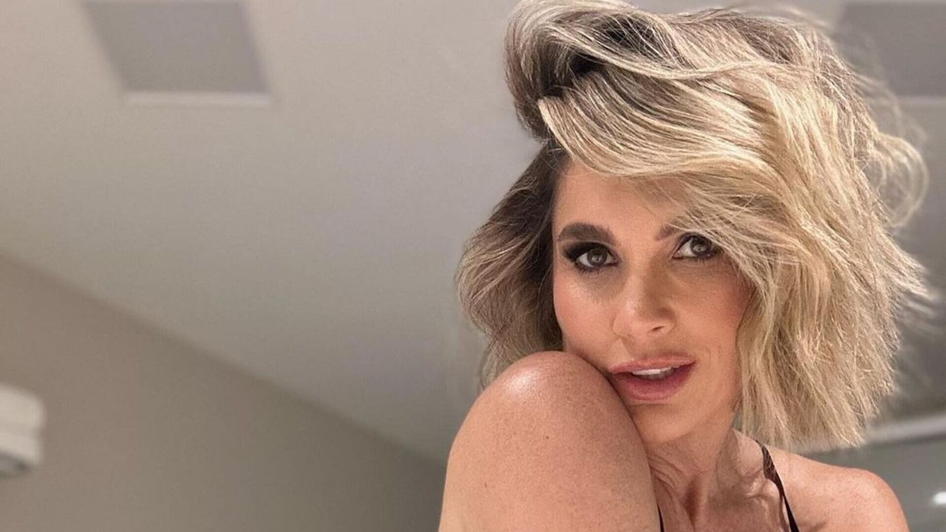De camisola, Flávia Alessandra dá show de beleza no banheiro