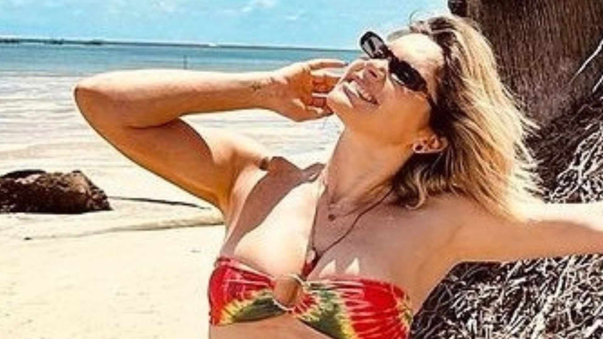 Na praia com a família, Flávia Alessandra rouba a cena com beleza