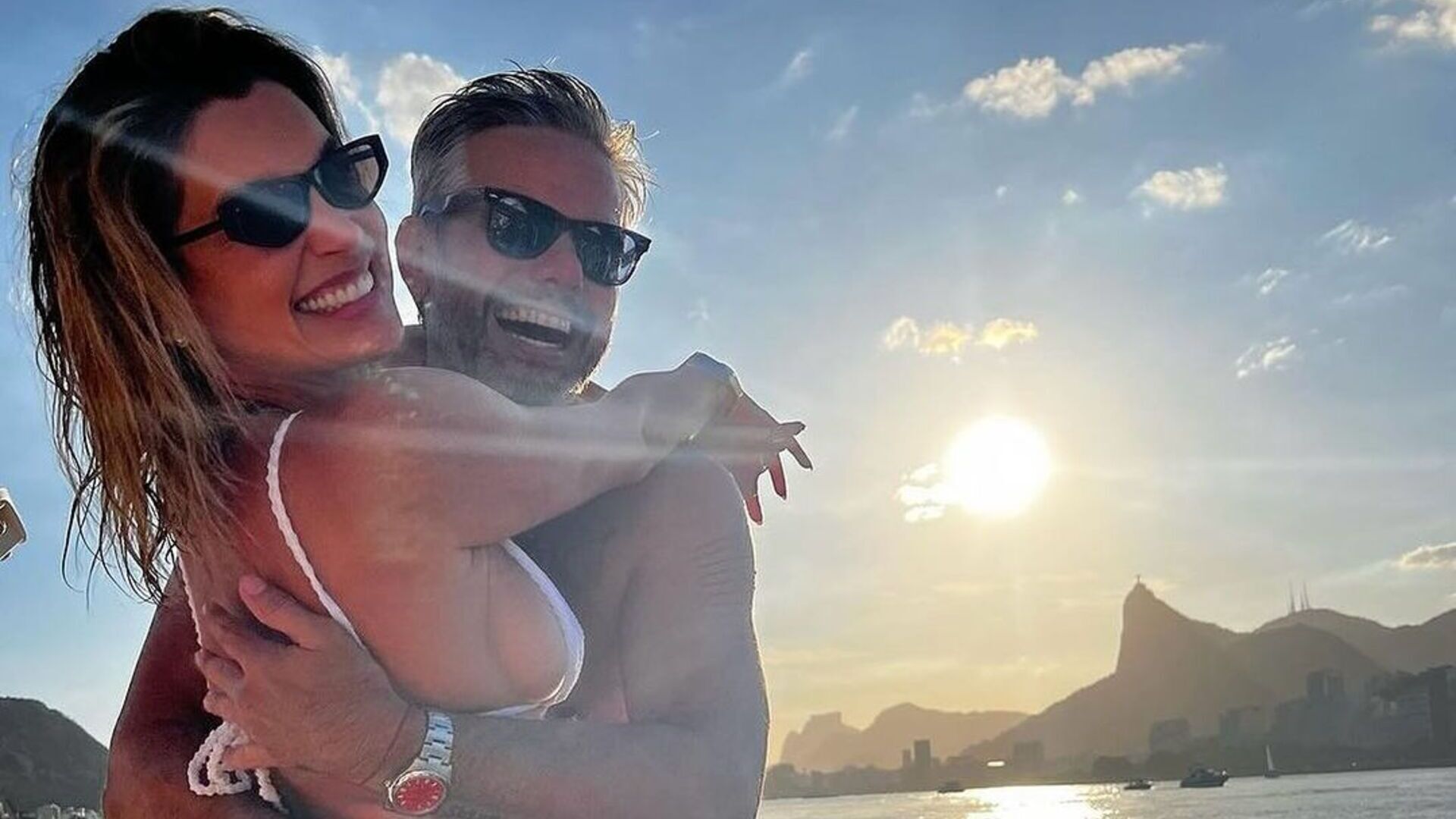 Flávia Alessandra rouba a cena em fotos com Otaviano Costa em barco