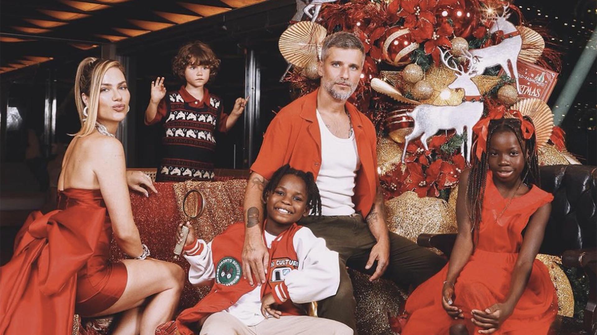 Giovanna Ewbank e Bruno Gagliasso fazem ensaio de Natal com os três filhos