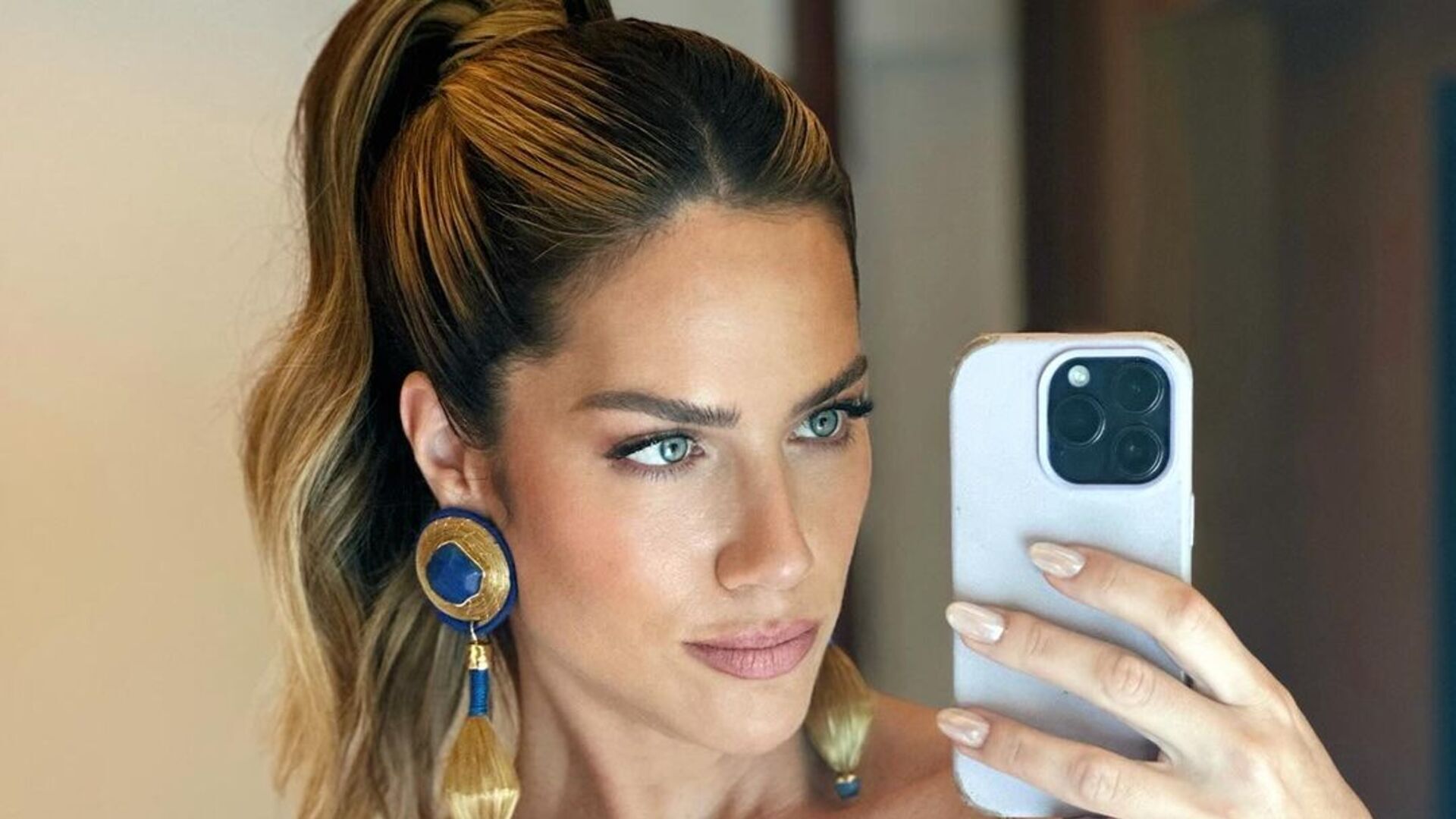 Giovanna Ewbank impacta ao revelar curvas em look vazado