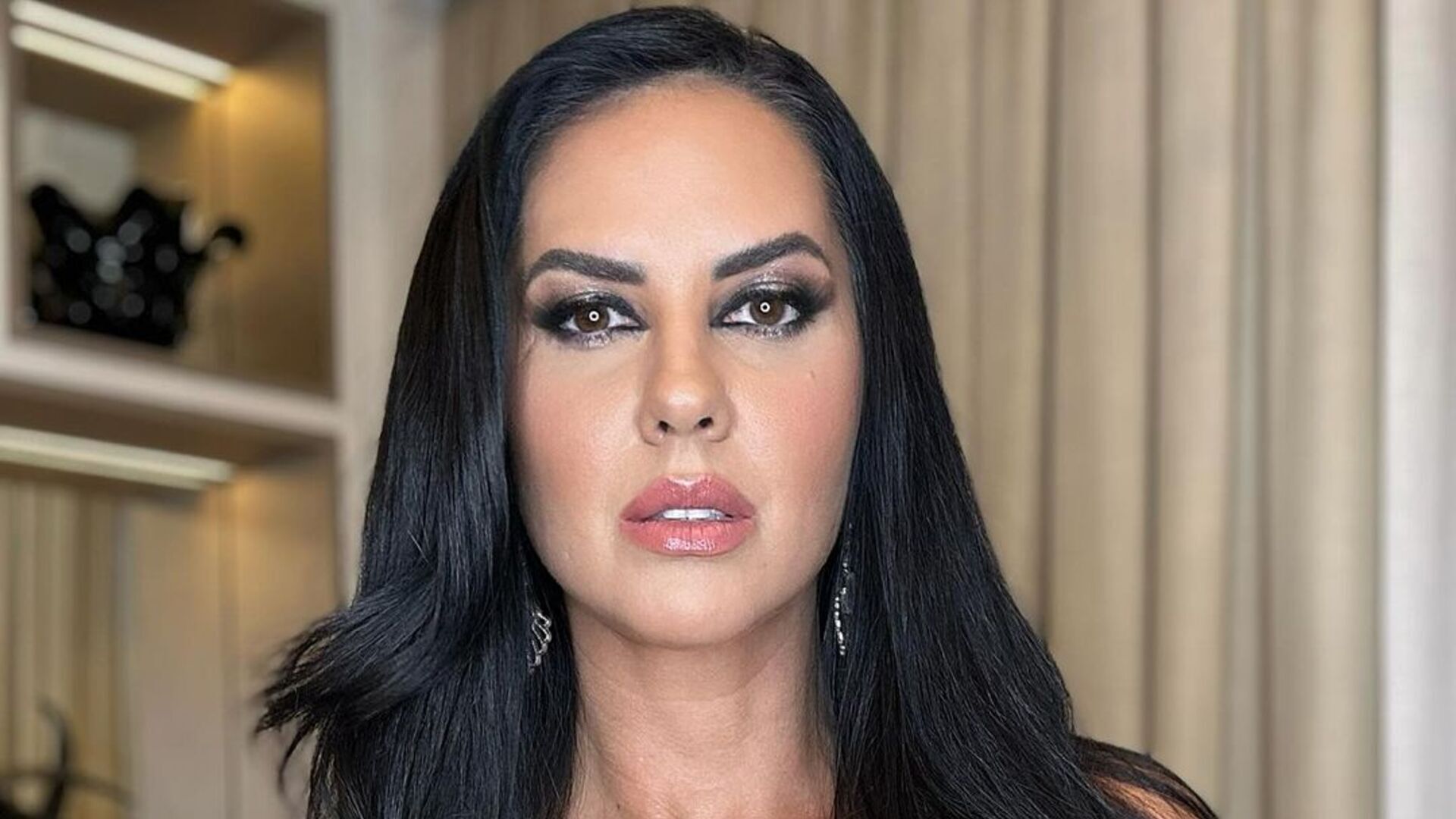 De vestido micro brilhante, Graciele Lacerda arrebata com beleza