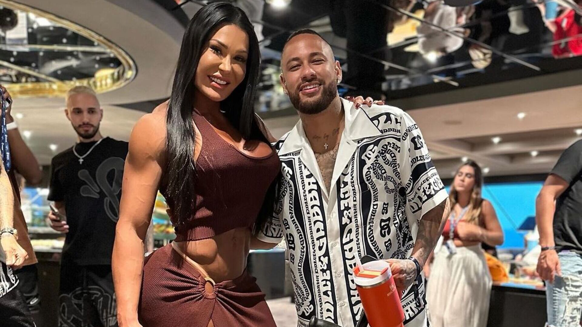 No cruzeiro de Neymar, Gracyanne Barbosa intriga com suas curvas