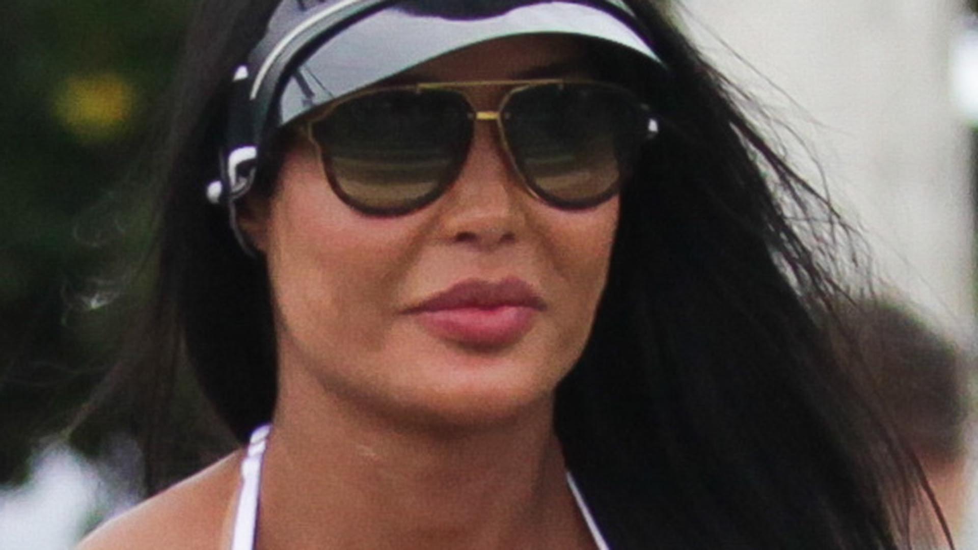 Gracyanne Barbosa exibe o bronzeado perfeito ao usar look rosa neon