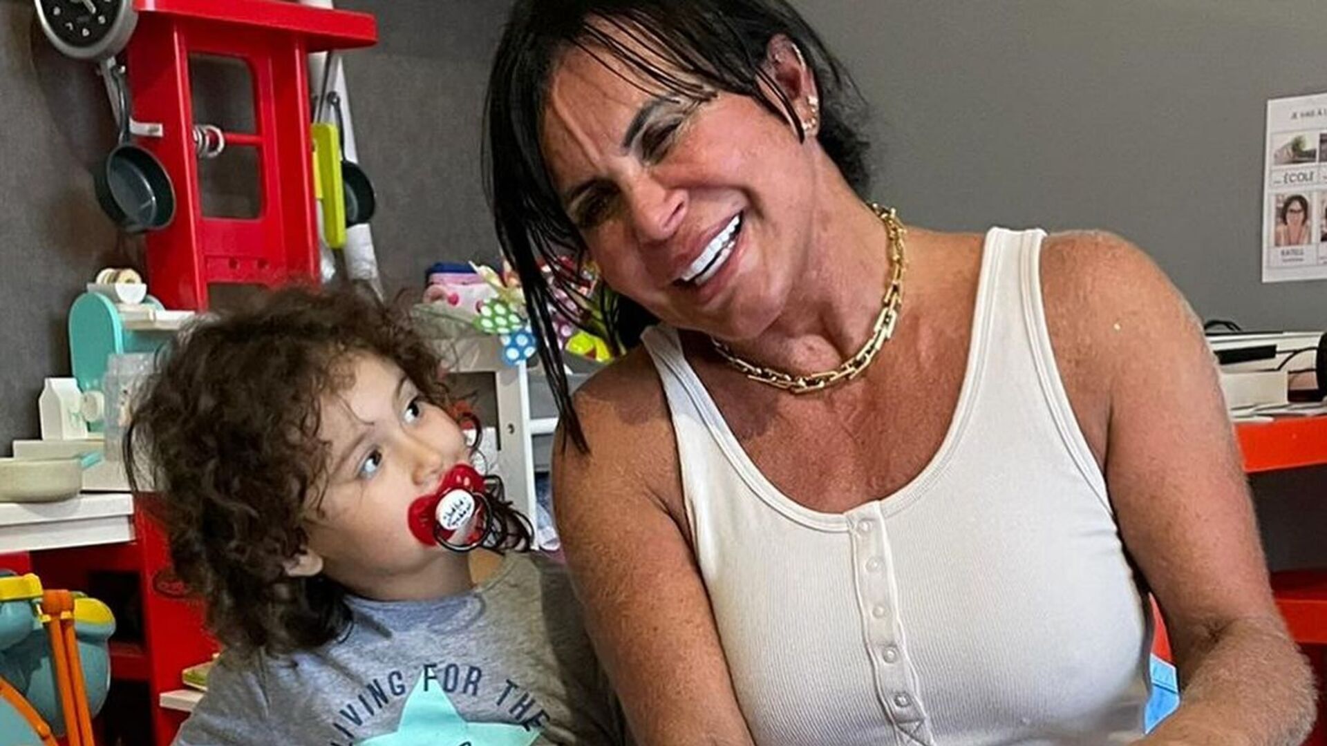 Gretchen comemora aniversário de 4 anos de sua neta francesa