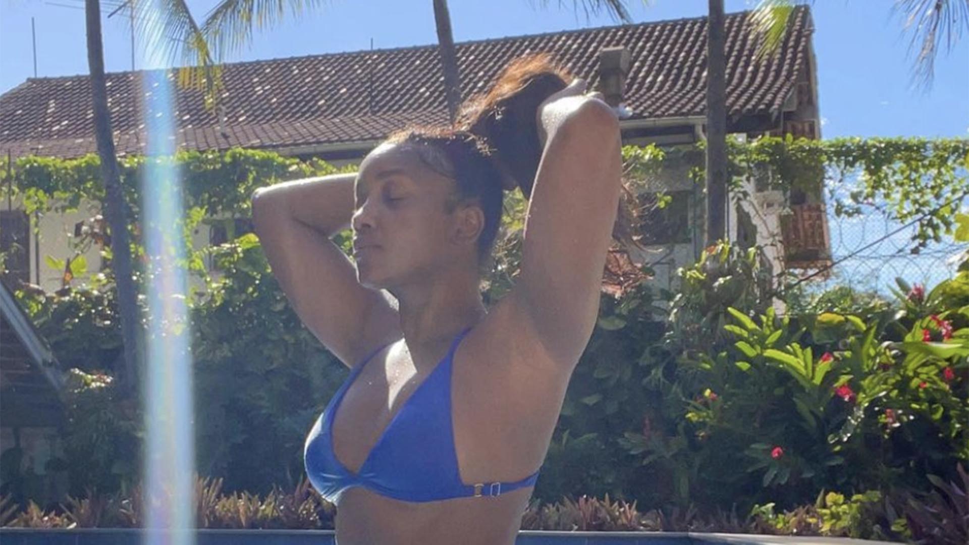 Iza exibe suas curvas impecáveis em dia na piscina