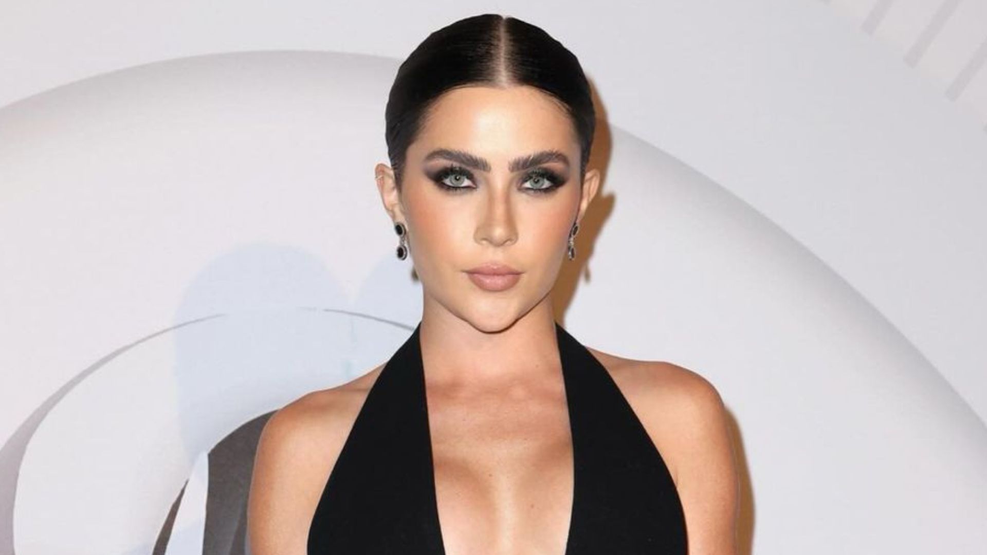 Em Miami, Jade Picon arrasa com vestido preto ousado: “Impecável”