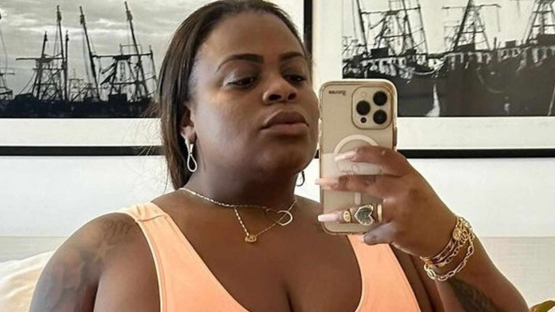 Jojo Todynho exibe cinturinha em look de praia e choca
