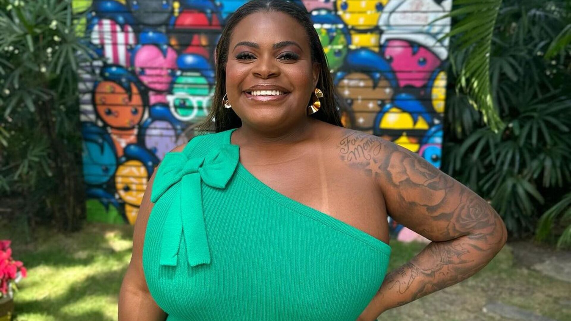 Jojo Todynho elege vestido pequeno e chama a atenção