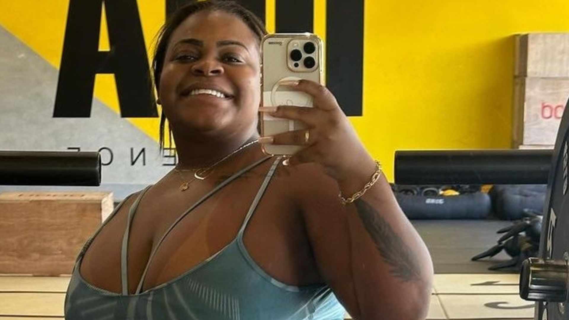 De top, Jojo Todynho exibe barriga após perder 30 kg