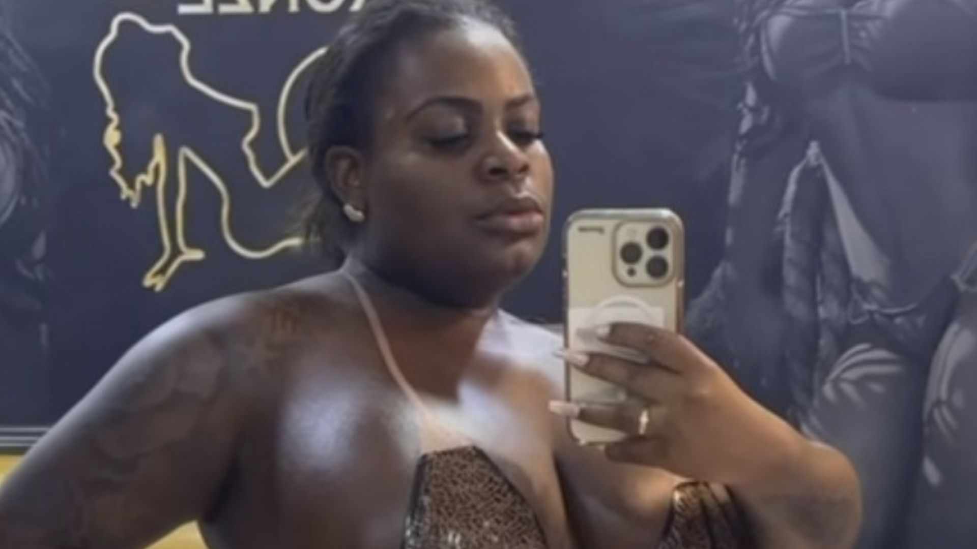 Jojo Todynho mostra tudo ao fazer bronzeado de fita