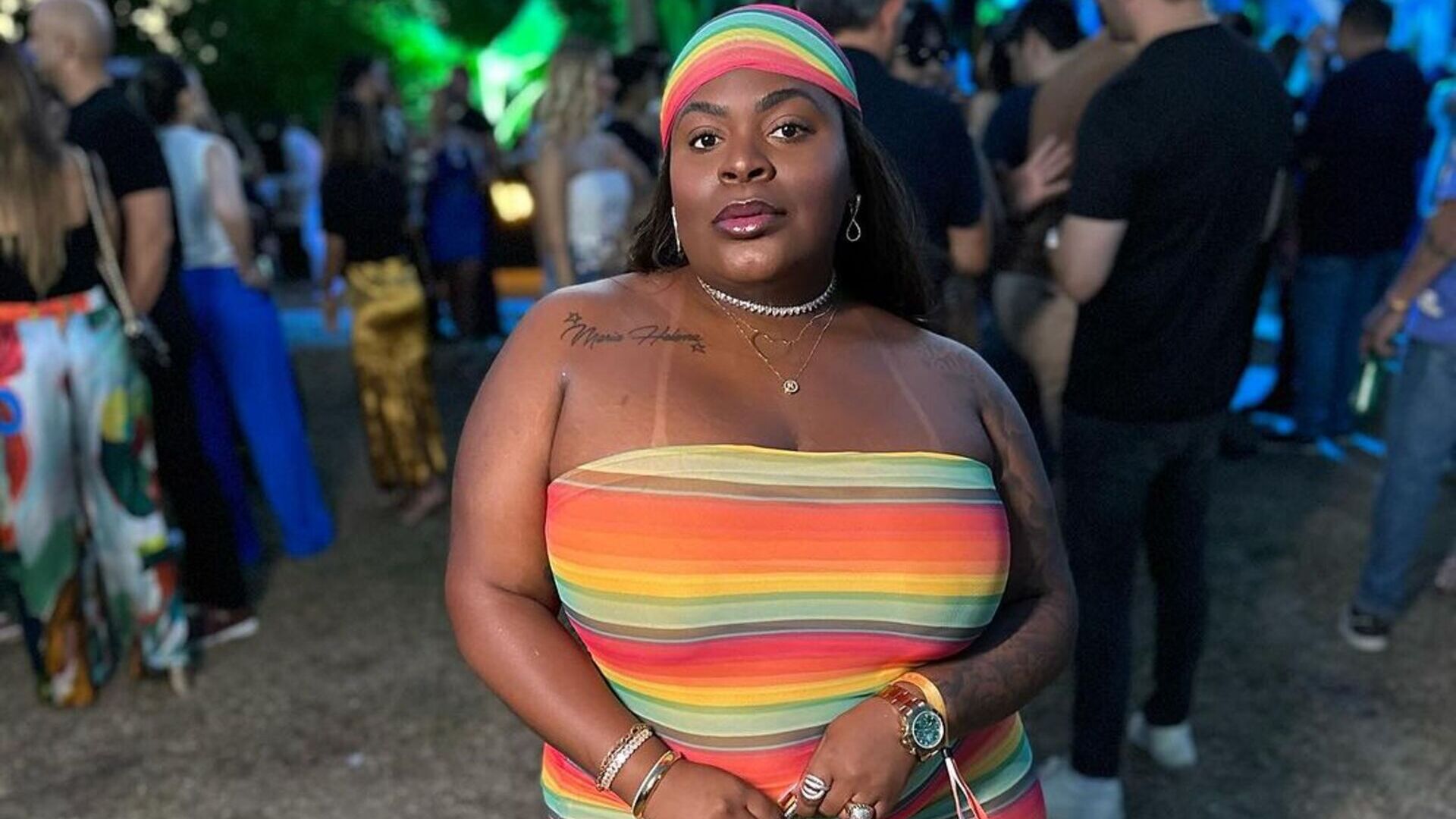 De vestido colado no corpo, Jojo Todynho impressiona com nova aparência