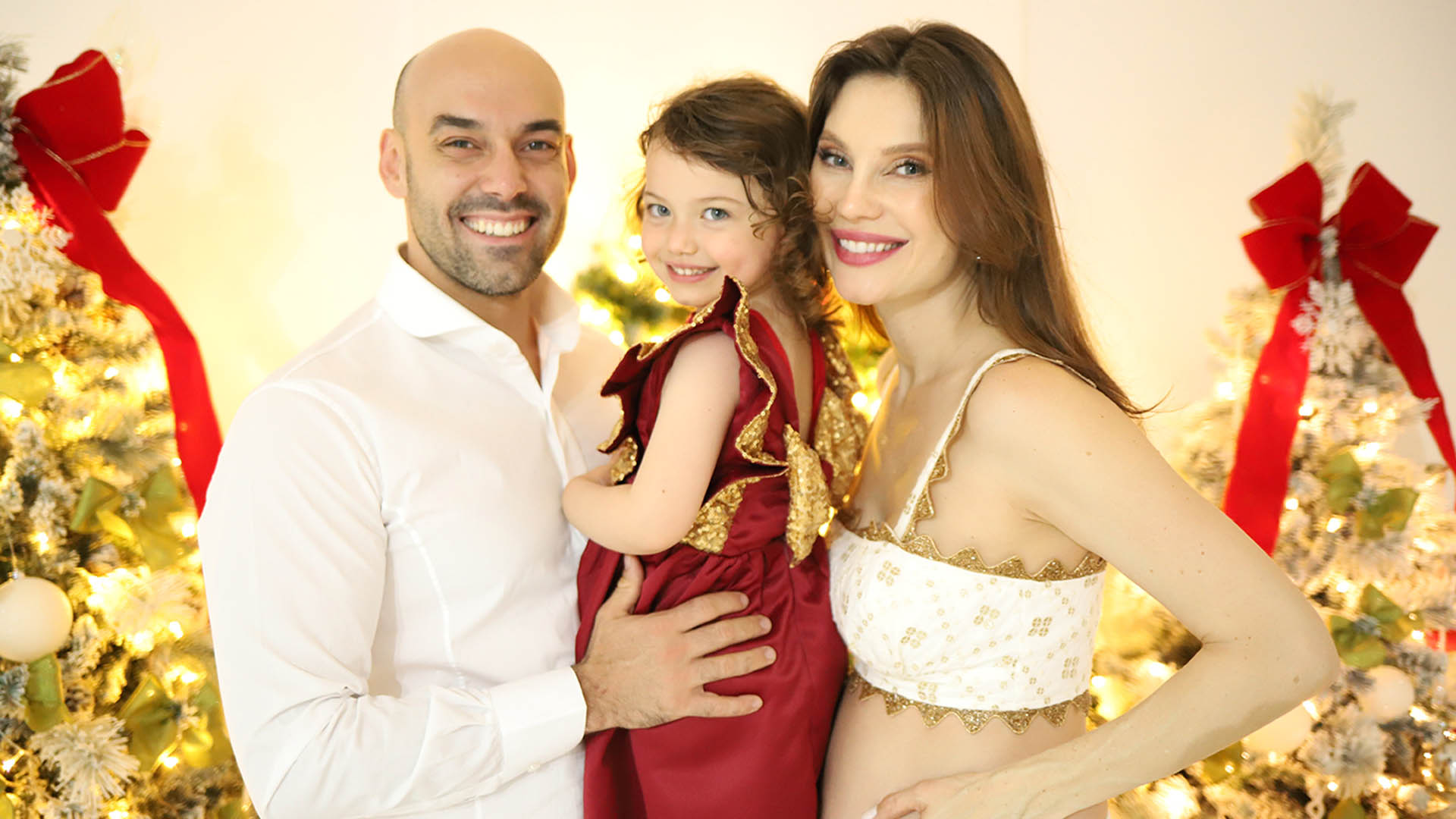 Grávida, Júlia Pereira faz ensaio de Natal com a família