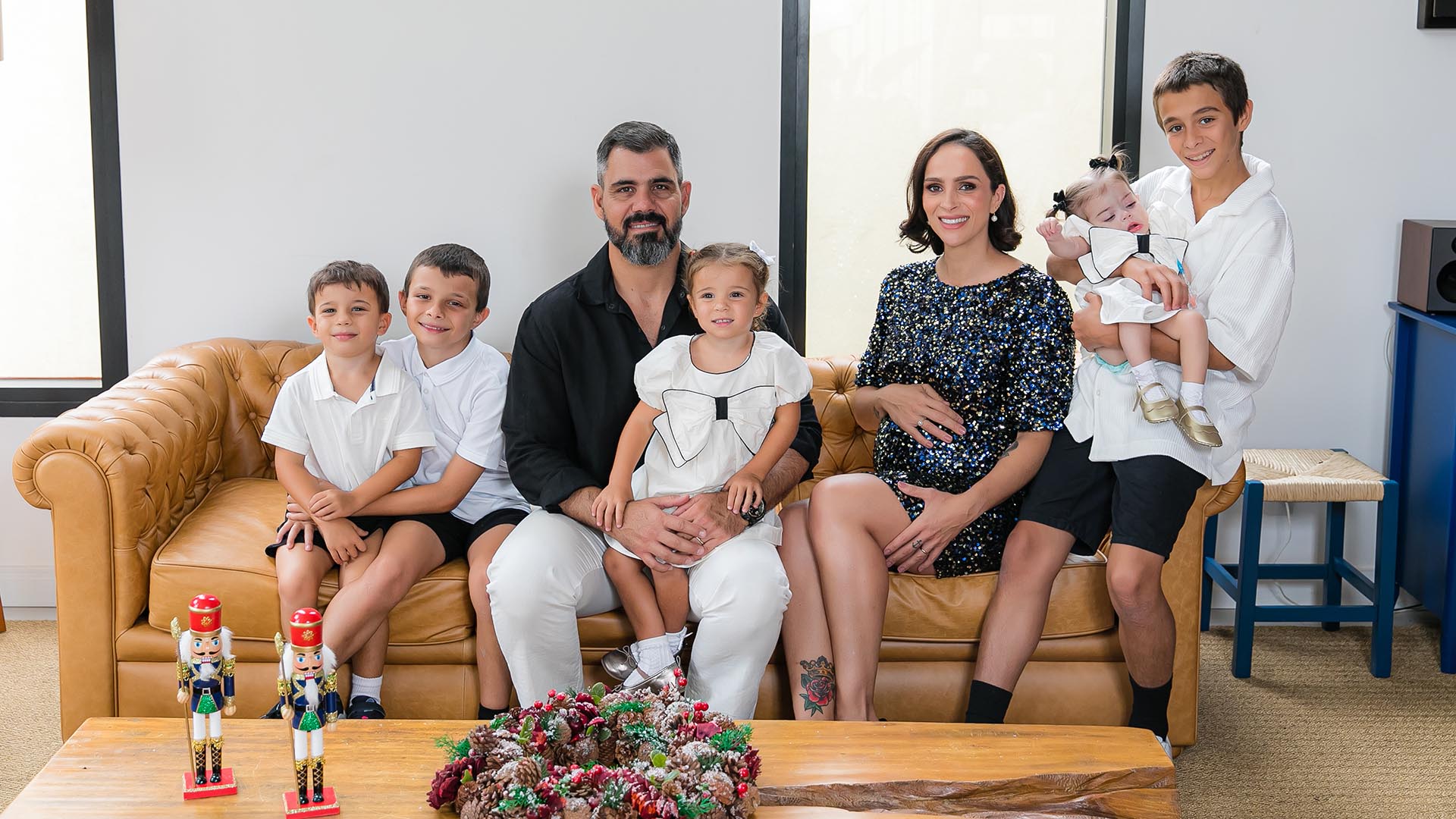Juliano Cazarré e Letícia mergulham no espírito de Natal ao lado dos filhos