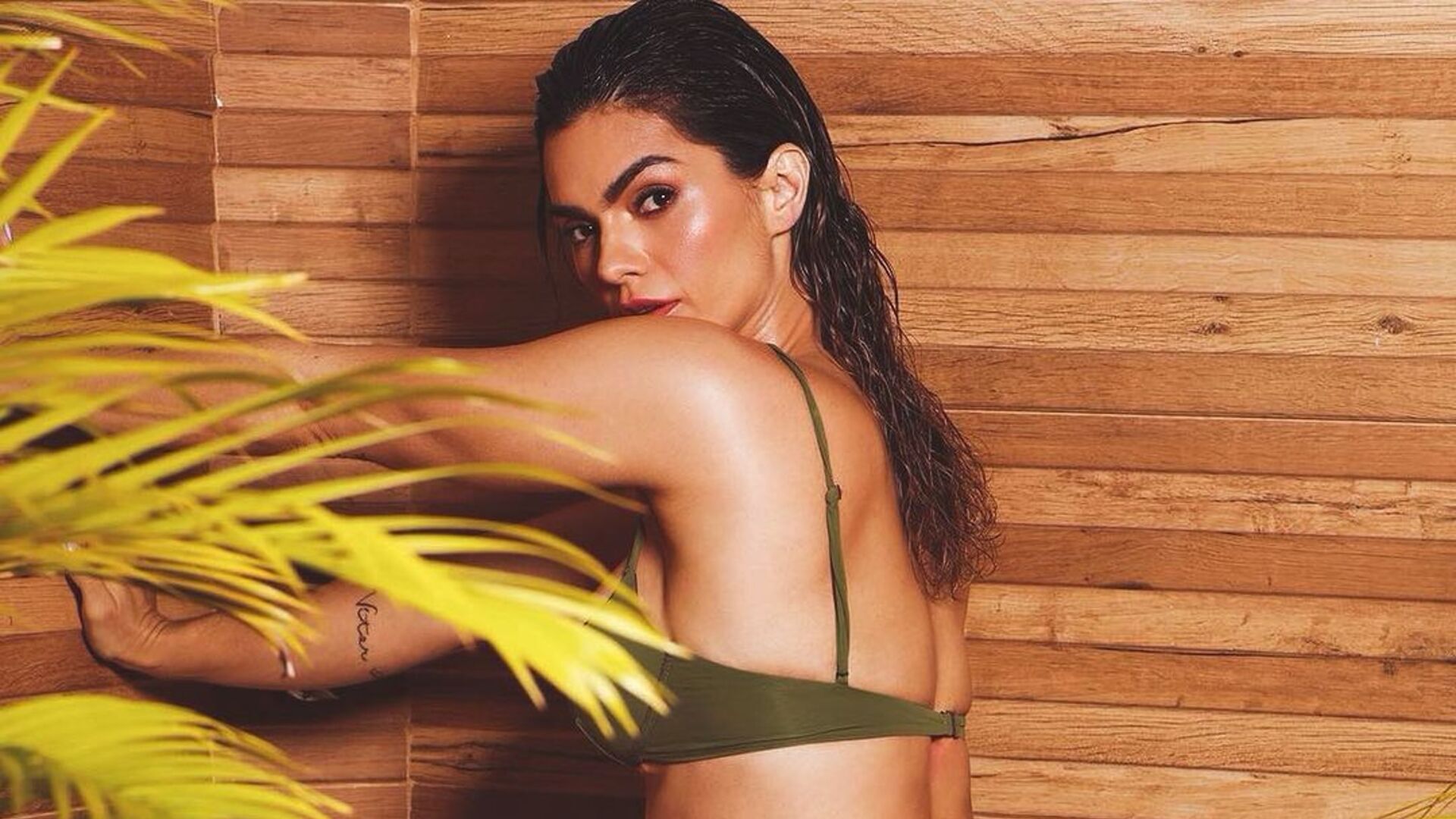 Kelly Key faz pose e revela tatuagem secreta ao usar roupa de banho