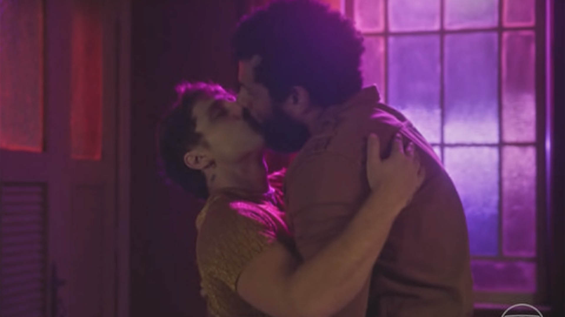 Terra e Paixão: Público vibra com beijão de Ramiro e Kelvin