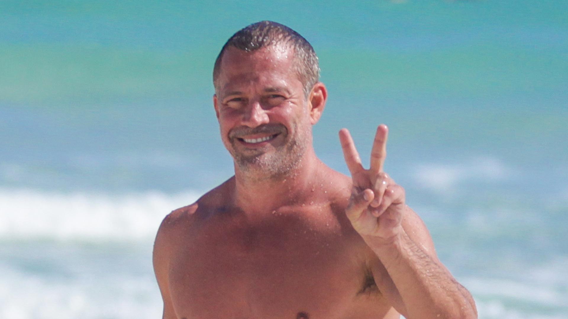 Malvino Salvador curte dia na praia com a esposa, Kyra Gracie